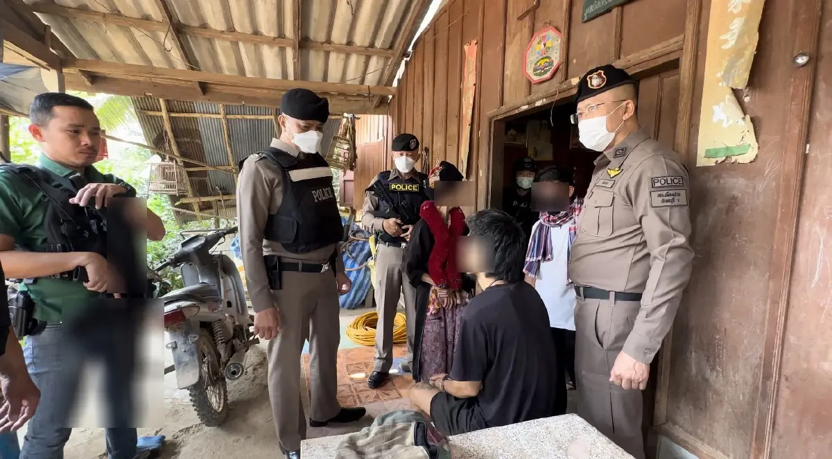 บุกจับหนุ่มน่านคลั่งยา ขู่ยิงคนในบ้าน ยึดปืนยาว 2 กระบอกใส่กระสุนพร้อมใช้