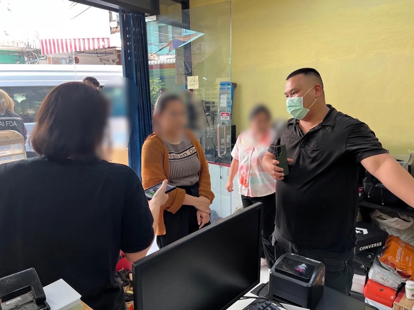 บุกทลายโกดังอาหารเสริม-เครื่องสำอางปลอม ส่งขายออนไลน์ มูลค่ากว่า 10 ล้าน