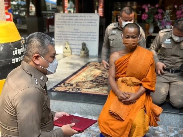 เปิดโฉมหน้า พระกระโดดกำแพง ช่วยป้าร้านของชำถูกทำร้าย ผบ.ตร.มอบรางวัลให้