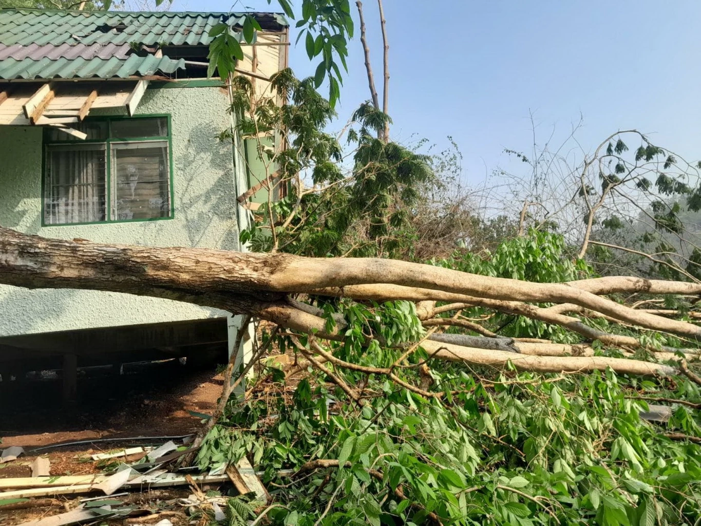 ประกาศปิด "อช.เอราวัณ" หลังพายุฤดูร้อน พัดถล่มเสียหายยับ