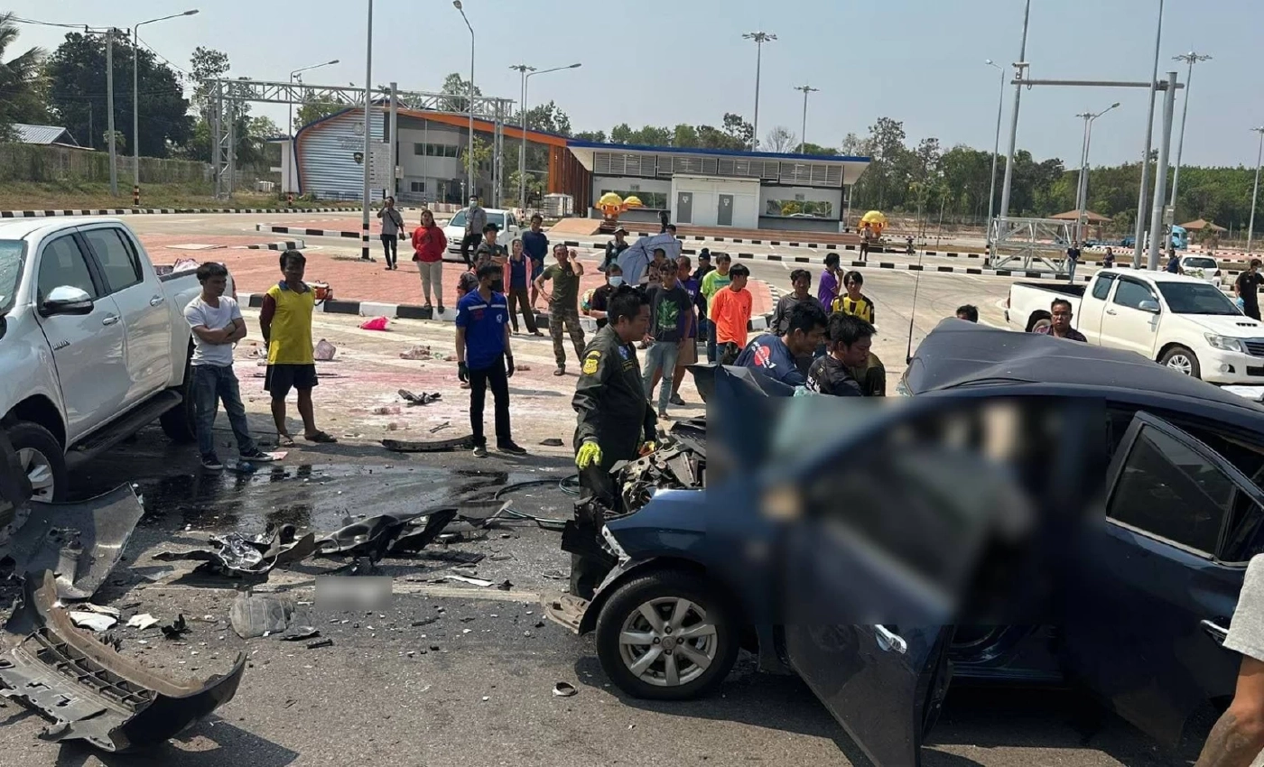 เศร้า แพทย์หญิง ขับรถเก๋งกลับจากทำงาน เสียหลักข้ามเลนชนกระบะเสียชีวิต