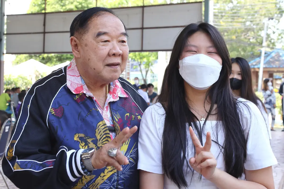 เปิดราคาเสื้อแจ็คเก็ตลายเสือ "ลุงป้อม" ใส่เดินชิลพบประชาชน