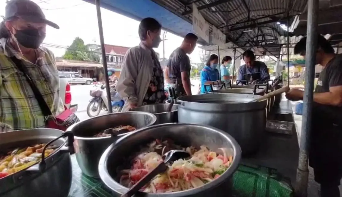 ร้านข้าวแกงในเบตง ยังคงขายราคาเดิม แม้ก๊าซหุงต้มปรับขึ้น