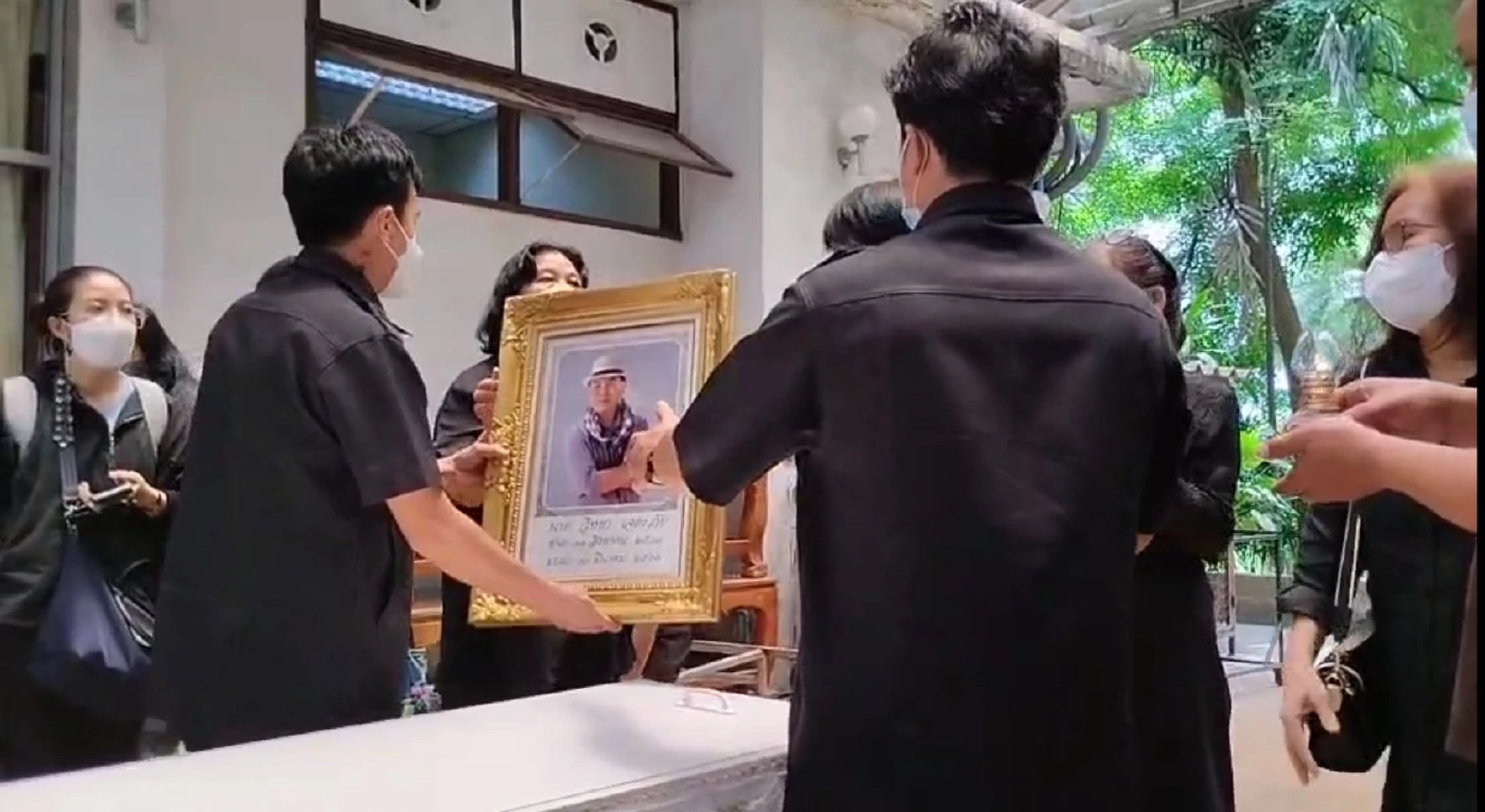 ครอบครัวเดินทางไปรับศพ ถนอม สามโทน ก่อนรดน้ำศพเย็นนี้ 