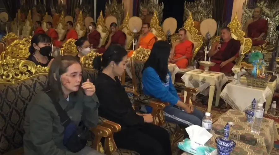 ครอบครัว "น้องดอม" นำอัฐิสวดอภิธรรมคืนแรก ผู้ที่เคยร่วมติดถ้ำมากันครบ