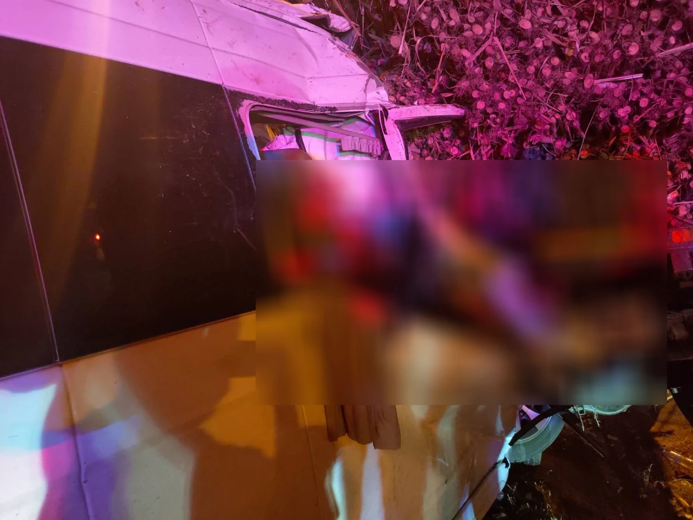 รถตู้พาเด็กไปหาผู้ปกครองช่วงปิดเทอม เสยท้ายรถบรรทุกอ้อย ดับ 2 เจ็บ 5