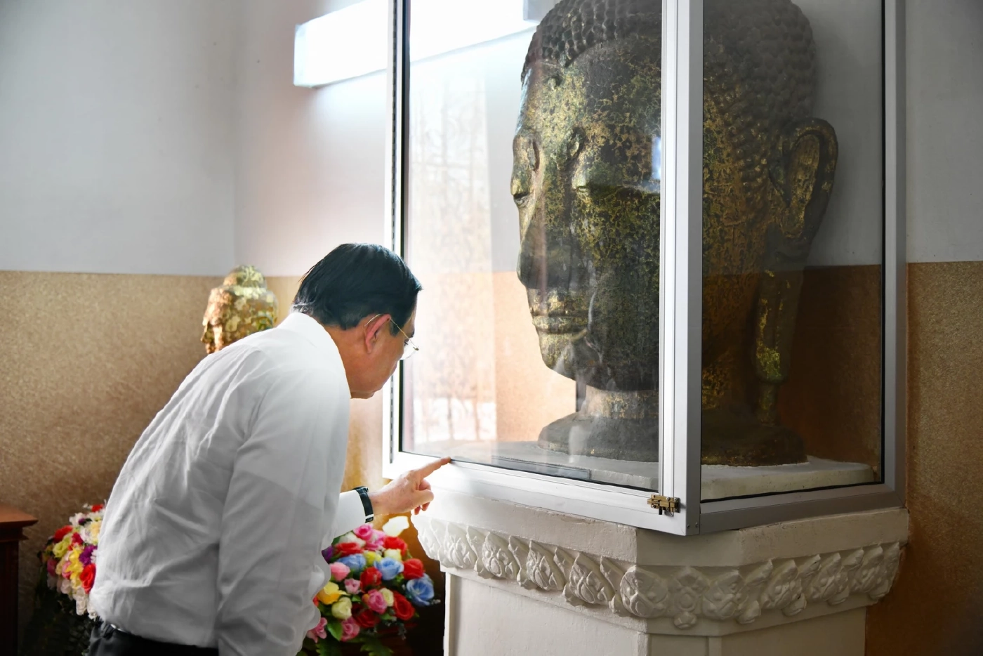 นอกตารางงาน! “นายกฯ-เจ้าคุณธงชัย” แวะสักการะ “พระพุทธนิมิตวิชิตมารฯ”