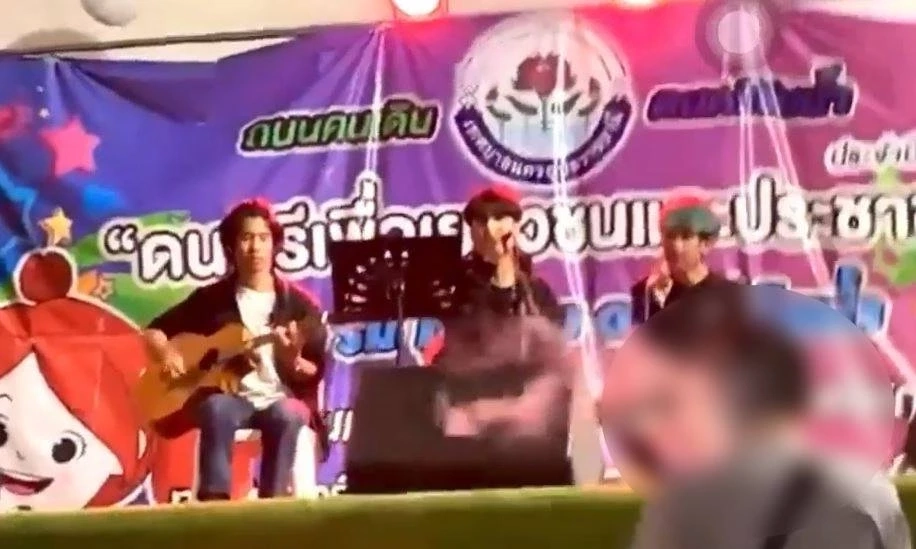 แจ้งจับชายเดินสูบบุหรี่ควันโขมง ก่อนปาใส่นักร้องบนเวที