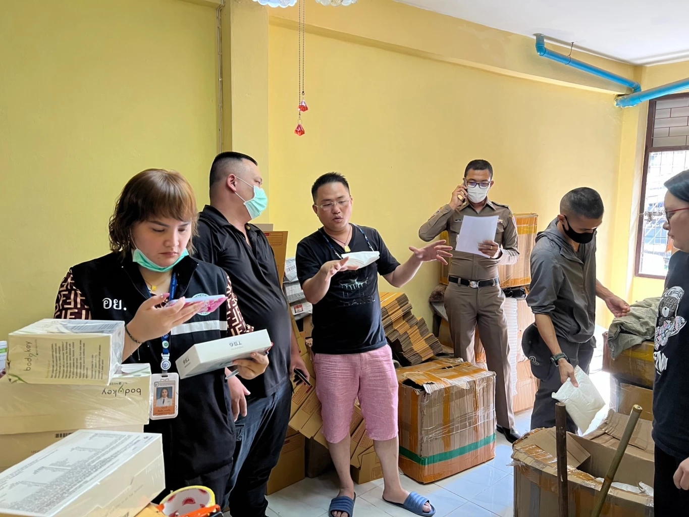 บุกทลายโกดังอาหารเสริม-เครื่องสำอางปลอม ส่งขายออนไลน์ มูลค่ากว่า 10 ล้าน