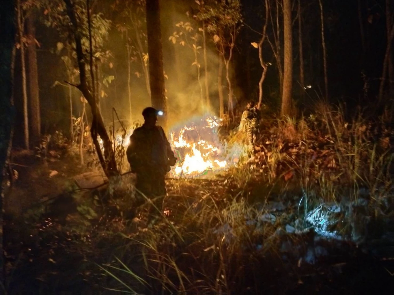 ควันไฟป่าแม่ฮ่องสอนวิกฤต หนาทึบทุกตารางนิ้ว ปชช.แสบตา-จมูกทั้งเมือง