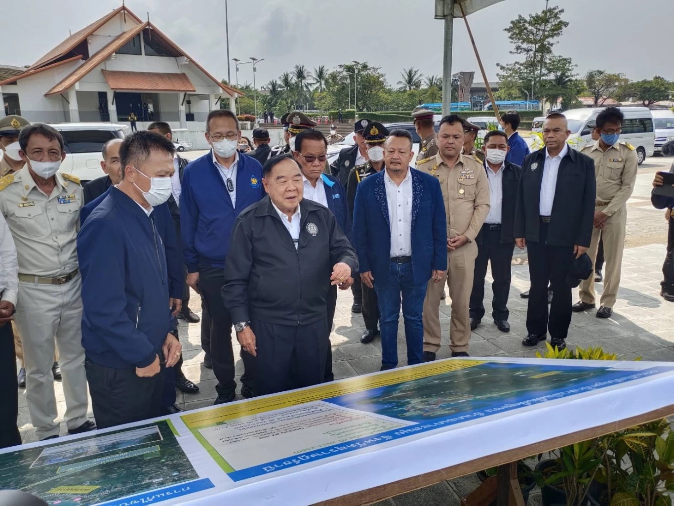 "บิ๊กป้อม" อารมณ์ดีลงใต้ รับฟังความเดือดร้อนประชาชน เร่งแก้ปัญหาน้ำท่วม