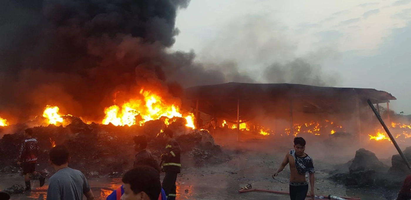 ไฟไหม้โรงงานรีไซเคิลพลาสติกนครปฐมวอด ผ่านไป 4 ชั่วโมงไฟยังดับไม่สนิท