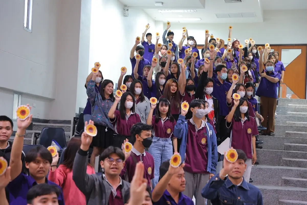 "ธนาธร" ส่งกำลังใจ "ตะวัน-แบม" หวังตัดรากถอนโคนปัญหาอำนาจผูกขาด