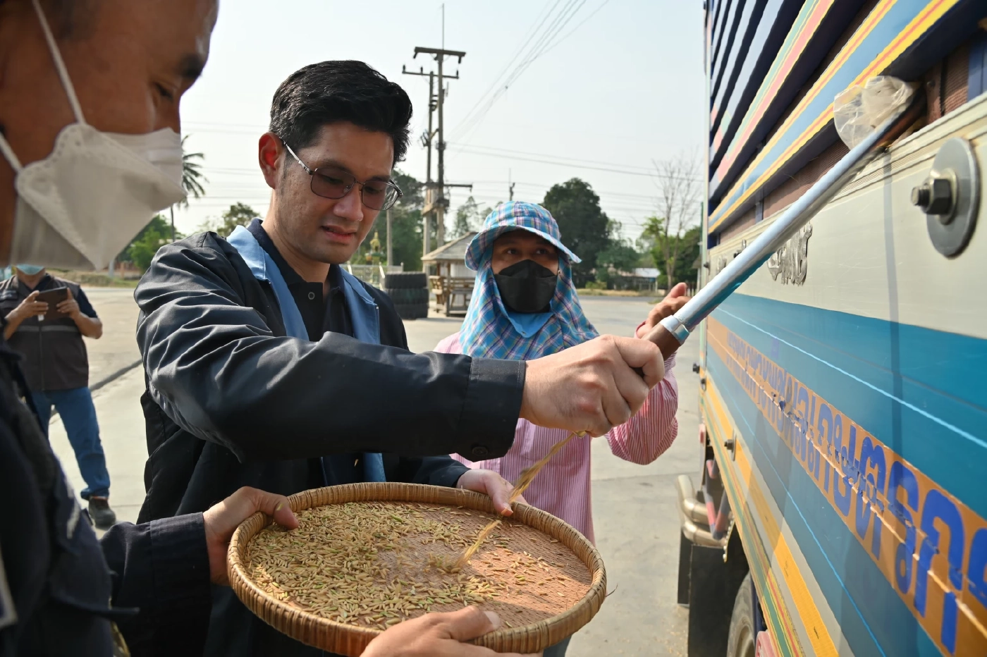 ร้อยตรีจักรา ยอดมณี รองอธิบดีกรมการค้าภายใน ตรวจสอบเครื่องชั่งตวงวัด 