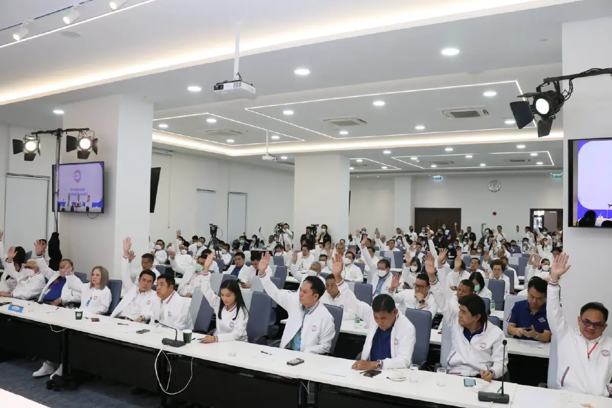 เชื่อผมสักครั้ง "ลุงป้อม" หวังพาก้าวข้ามความขัดแย้ง ดึง 2 ขั้วประสานรอยร้าว