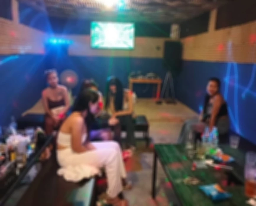 ปาร์ตี้ยากลางวันแสก ๆ ตร.บุกทลายคาราโอเกะเมืองนนท์ พบฉี่ม่วงเพียบ