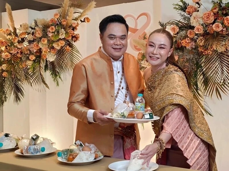 17 ปีที่รอคอย "ลูลู่ อาร์สยาม" ควงแขนเจ้าบ่าวนอกวงการ เข้าพิธีวิวาห์หวาน