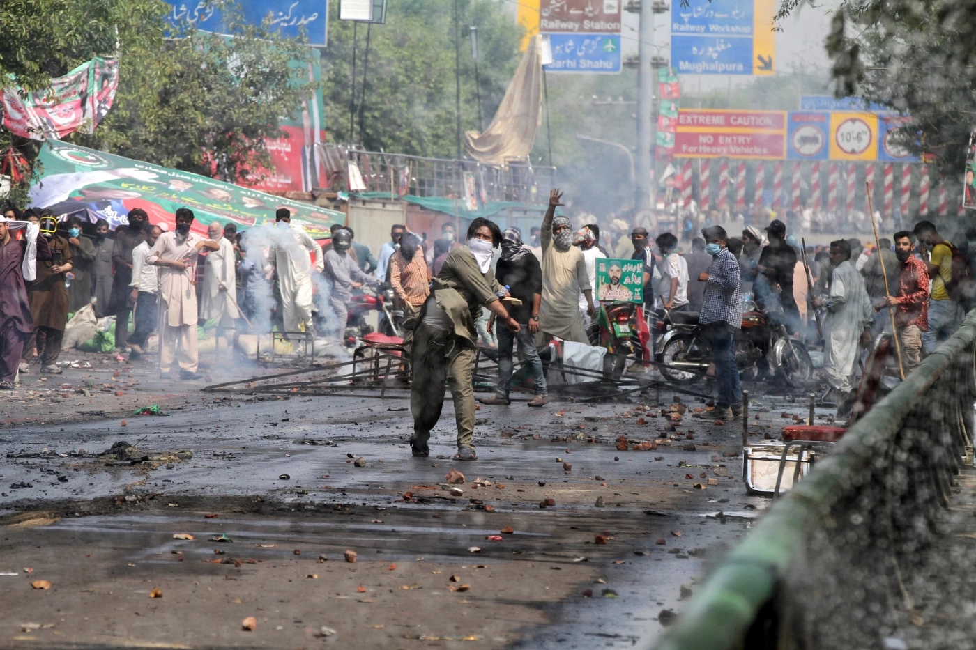 ศาลปากีสถานถอนหมายจับอดีตนายกฯ "อิมราน ข่าน" หลังยอมขึ้นศาล