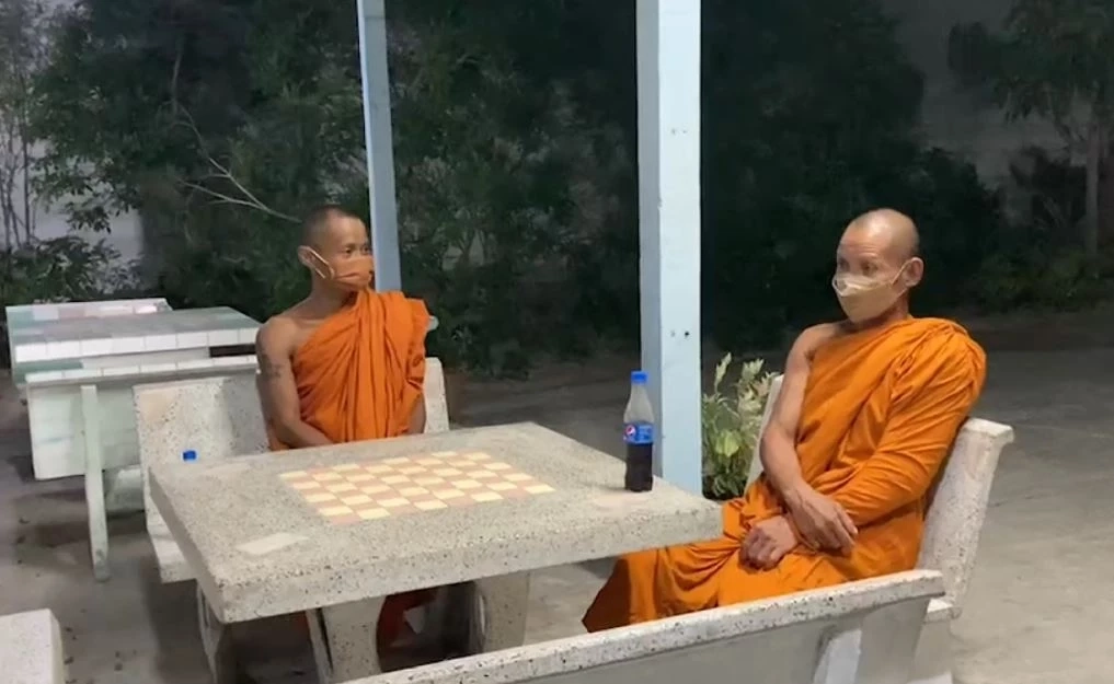 คุณพระช่วย! กระโดดกำแพง ช่วยป้าถูกล็อกคอ รอดหวุดหวิด (มีคลิป)