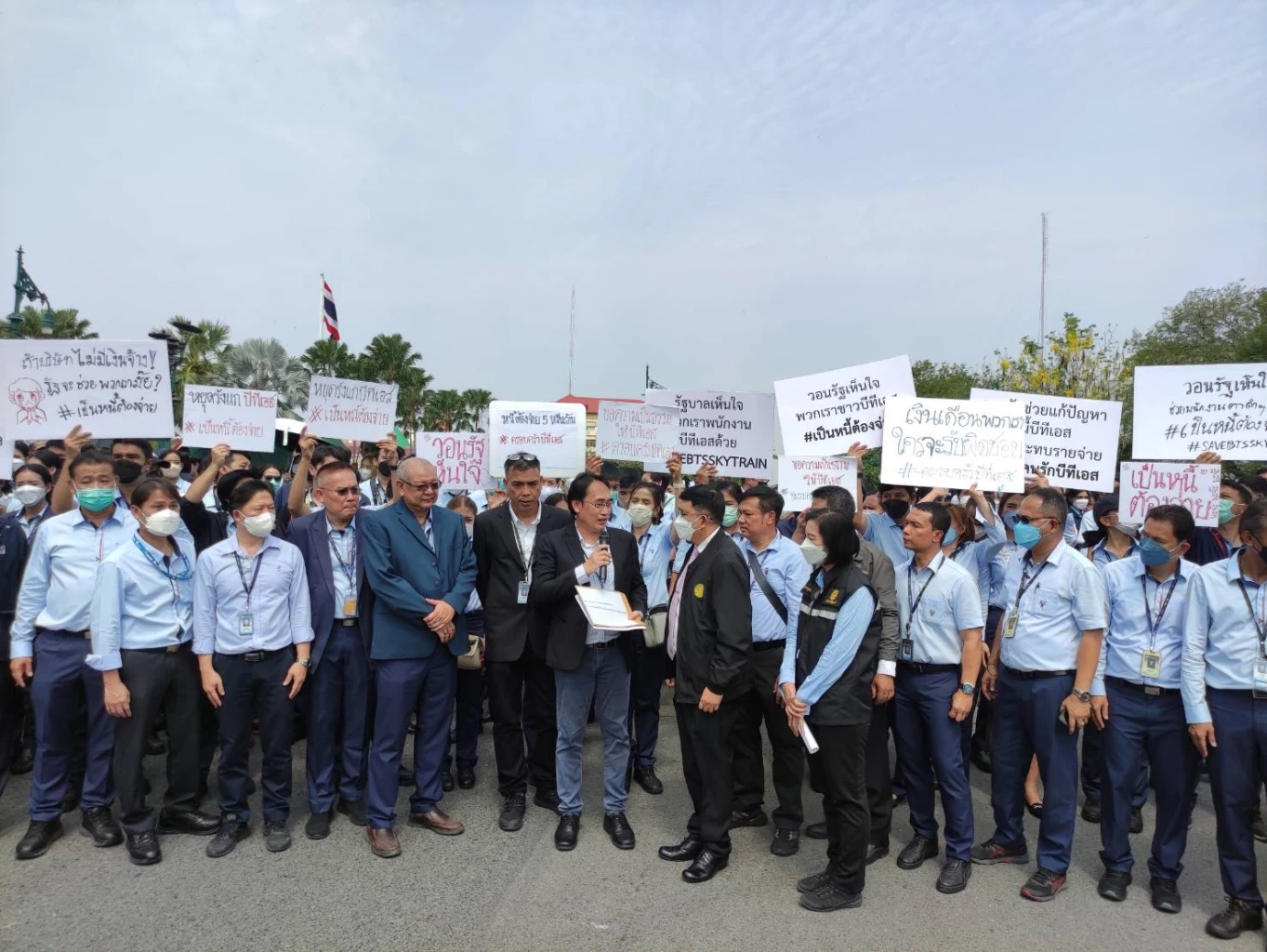 "พนักงานบีทีเอส"ครวญ บุกทำเนียบฯ ยื่นหนังสือนายกฯ ทวงหนี้ 5 หมื่นล้าน