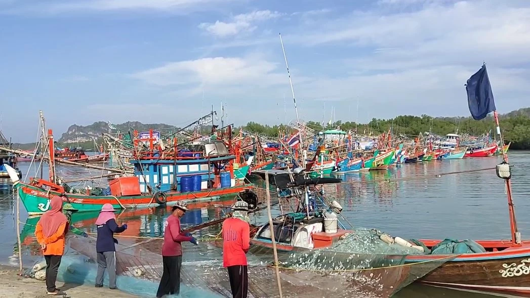 ม็อบเรือประมง ยอมเปิดช่องสปีดโบ๊ท ขนถ่าย นทท. ลั่น! จอดรอคำตอบ 4 มี.ค. นี้