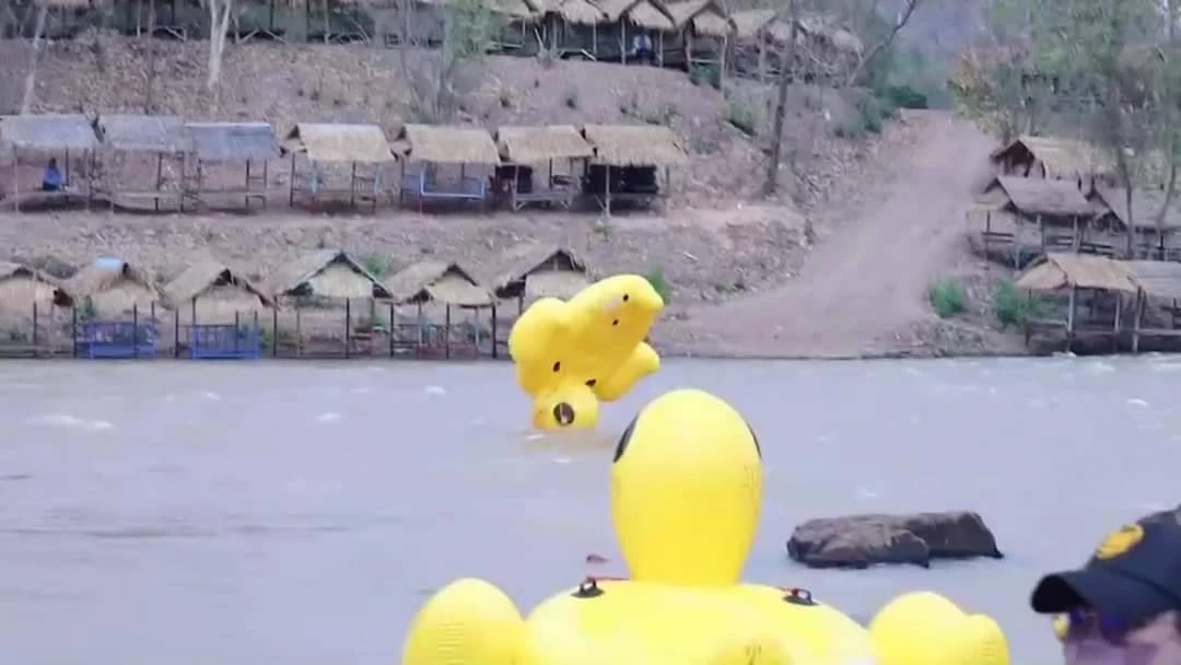 ระทึก! พายุฤดูร้อนถล่มงานเปิดเล่นน้ำเขื่อนแควน้อย วิ่งกันกระเจิง (มีคลิป)