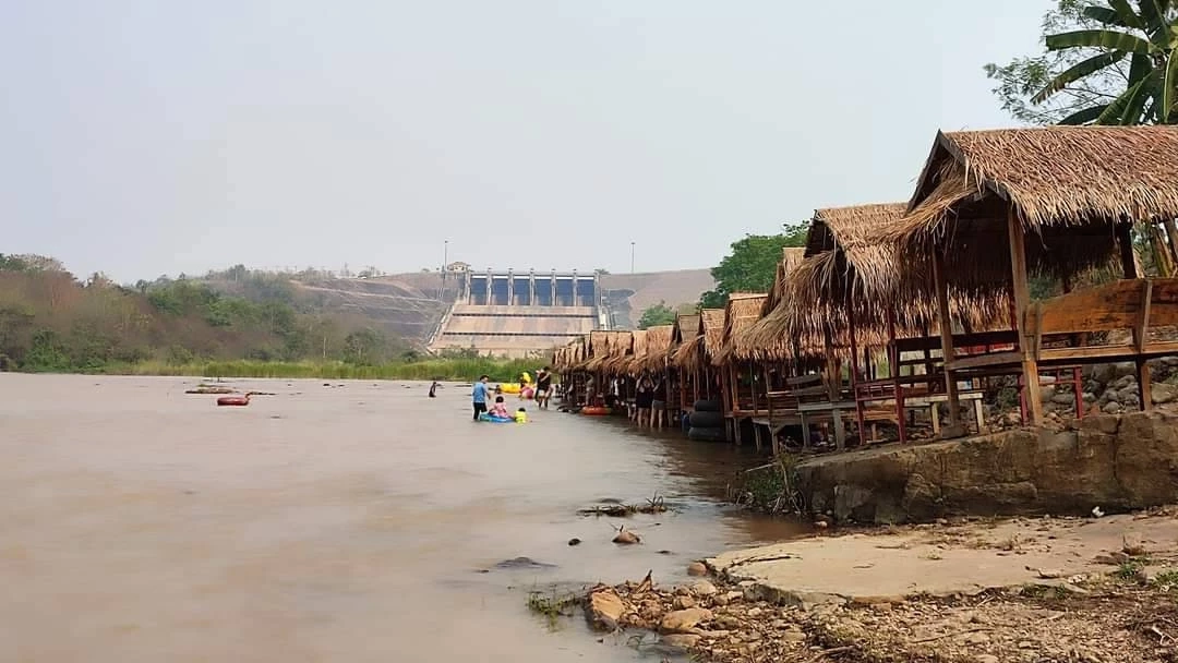 เปิดจุดเล่นน้ำหน้าเขื่อนแควน้อยฯ ปชช. เริ่มพาครอบครัวมาเที่ยวคลายร้อน