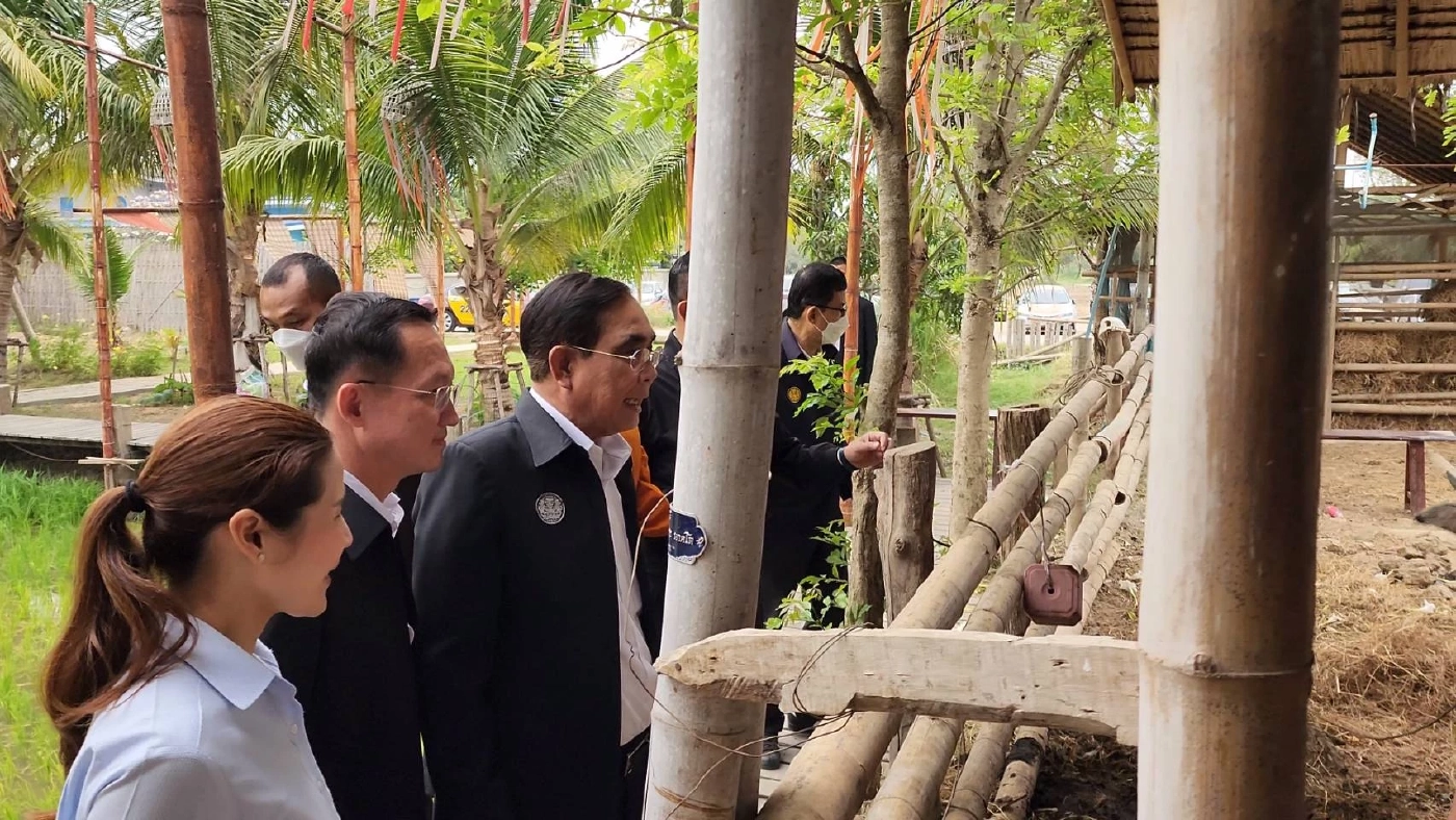 นายกฯ ลงราชบุรี บอกเด็ก"ผ้าขาวของลุง" ย้ำ รักษา 3 สถาบันหลัก (มีคลิป)