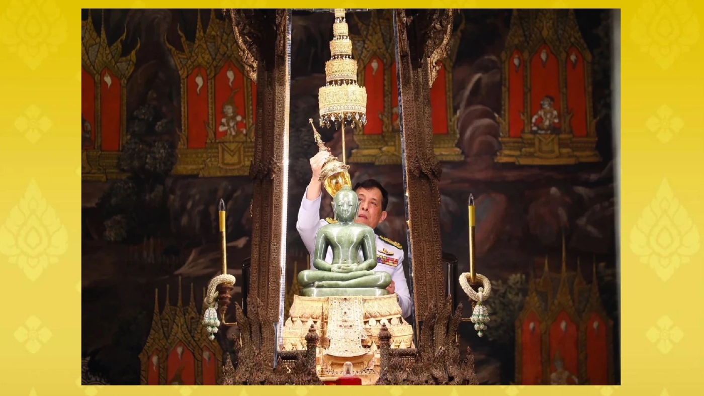 ในหลวง ทรงเปลี่ยนเครื่องทรงพระแก้วมรกต สำหรับฤดูร้อน