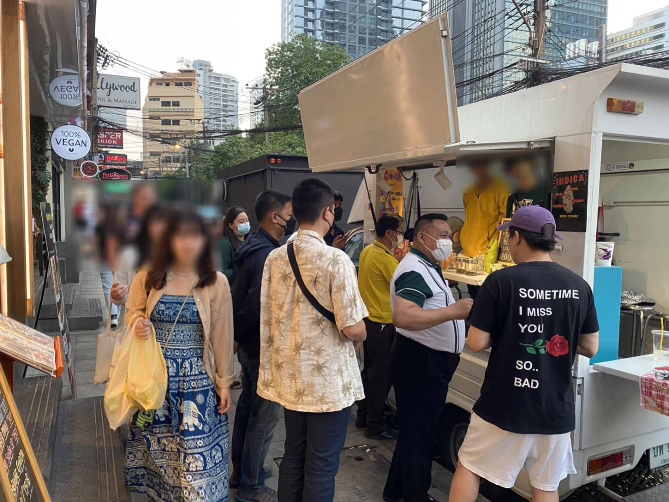 แพทย์แผนไทยฯ -ตร.ลุมพินี ลุยจับรถเร่-แผงลอย ขาย "ช่อดอกกัญชา" ย่านสุขุมวิท