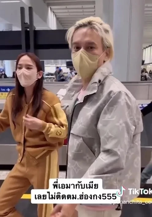 ฮาสนั่น "เอ ศุภชัย" เผยคลิปพีคๆ ผ่าน ตม. เพราะบอกว่ามากับเมีย คือ "อั้ม พัชราภา"