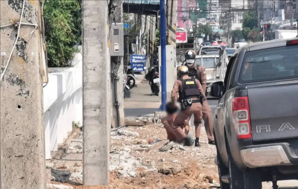 ผวา! หนุ่มตระเวนเปิดประตูรถยนต์ตาม สนง.-บนถนน ตำรวจเข้าล็อกตัว