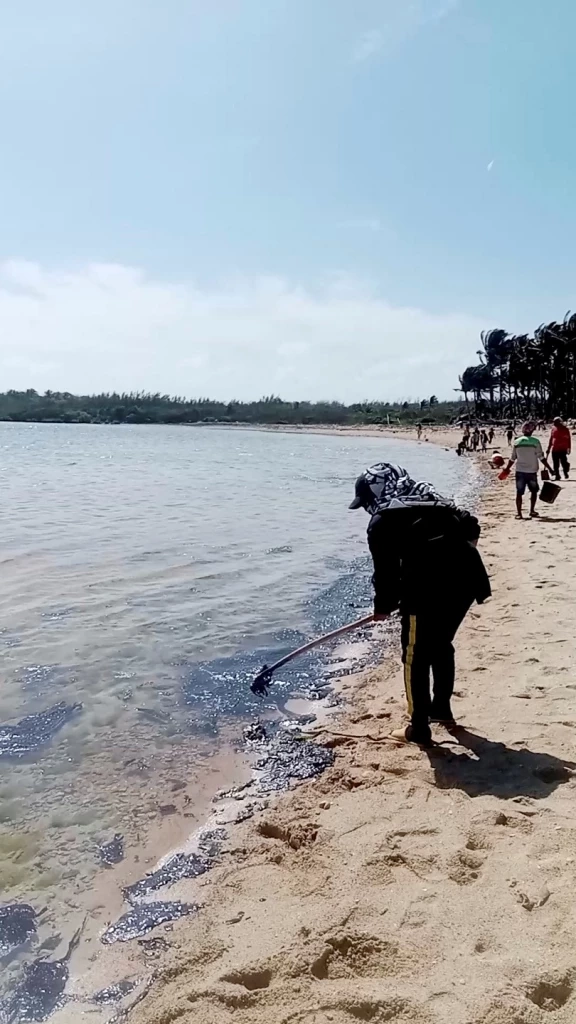 น้ำมันรั่วลงทะเลในฟิลิปปินส์ ส่งผลชาวบ้านล้มป่วย