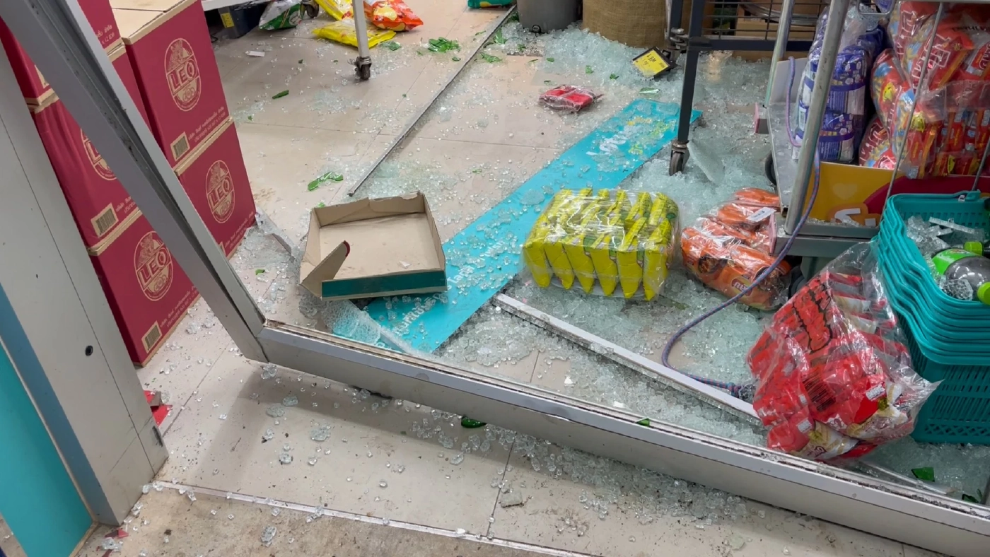 หนุ่มเมาต่อยเพื่อน เห็น พนง. ร้านสะดวกซื้อ โทรแจ้งตำรวจ คลั่งขี่ จยย. ชนประตู