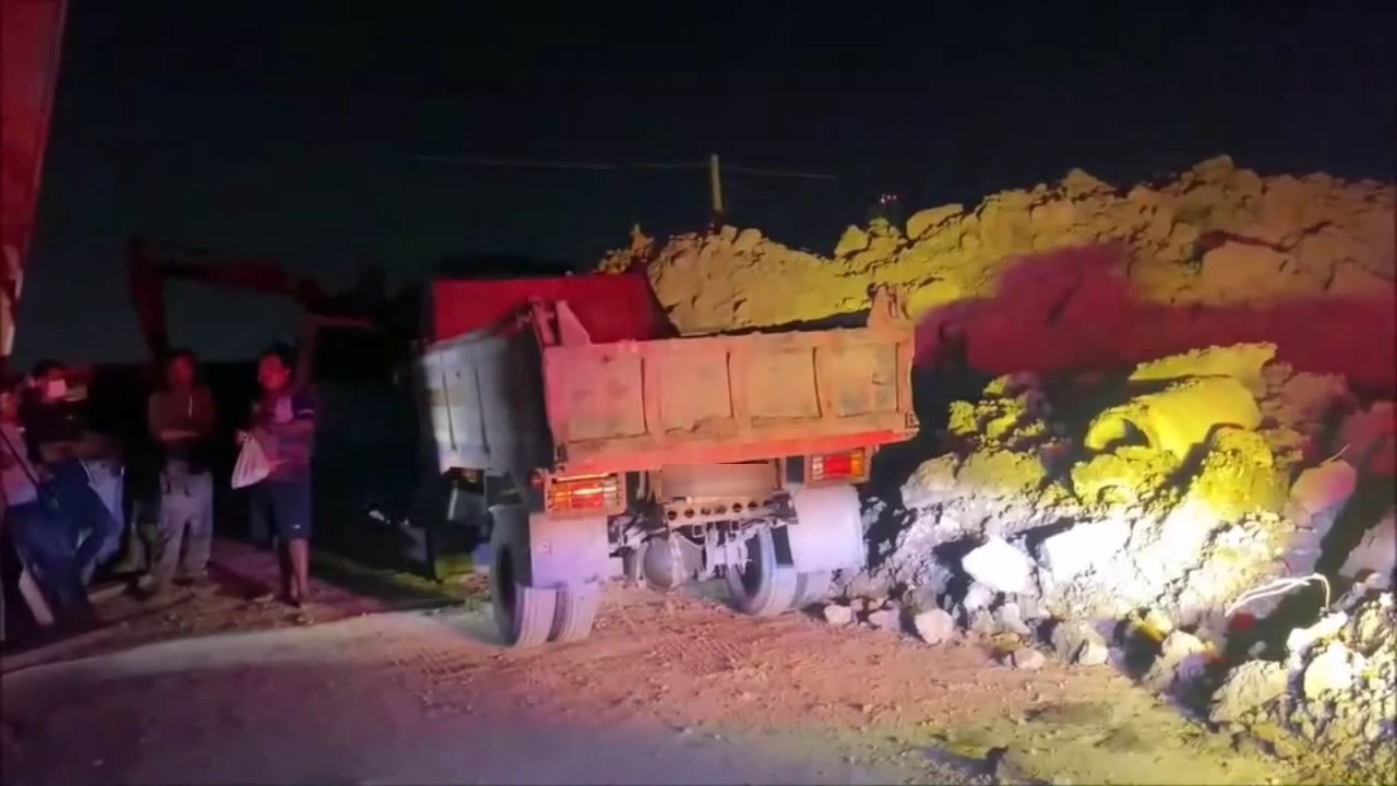 อุทธาหรณ์เตือนใจ ชายวัย 50 เปิดกระบะดั้มรถขนดินซ่อม ถูกหล่นทับดับคาที่