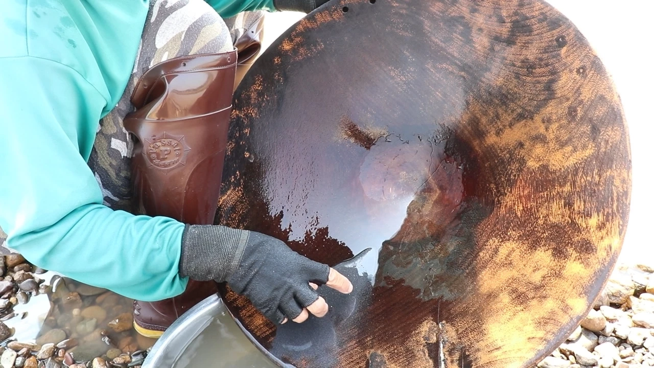 น้ำโขงแห้ง ชาวบ้านปากชม แห่ร่อนทอง สร้างรายได้งาม วันละ 1 พันบาท