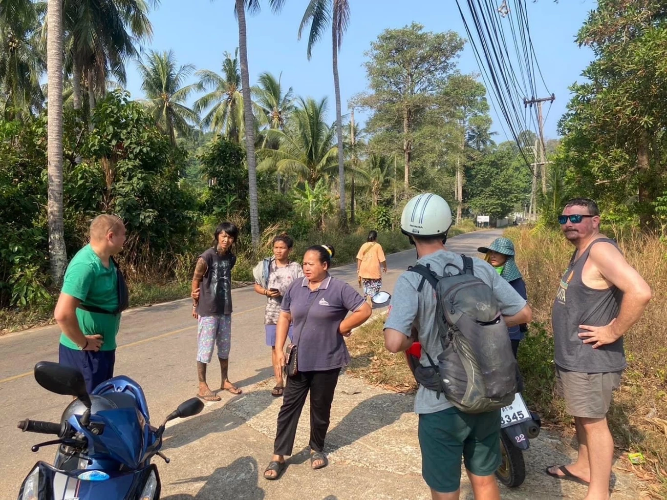 ระทึก! ฝรั่งคลั่ง คว้าไม้หน้าสาม ฟาด นทท.เจ็บ 3 บนเกาะช้าง ต้องช่วยกันจับวุ่น