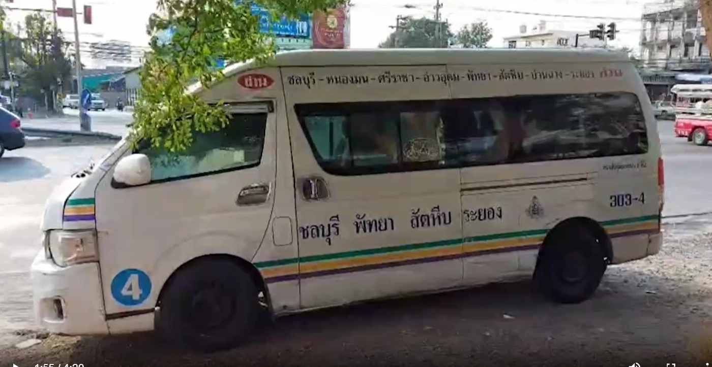 รถตู้โดยสารซิ่งท้านรก ผ่าไฟแดงชนคนขายขนมสาหัส (มีคลิป)