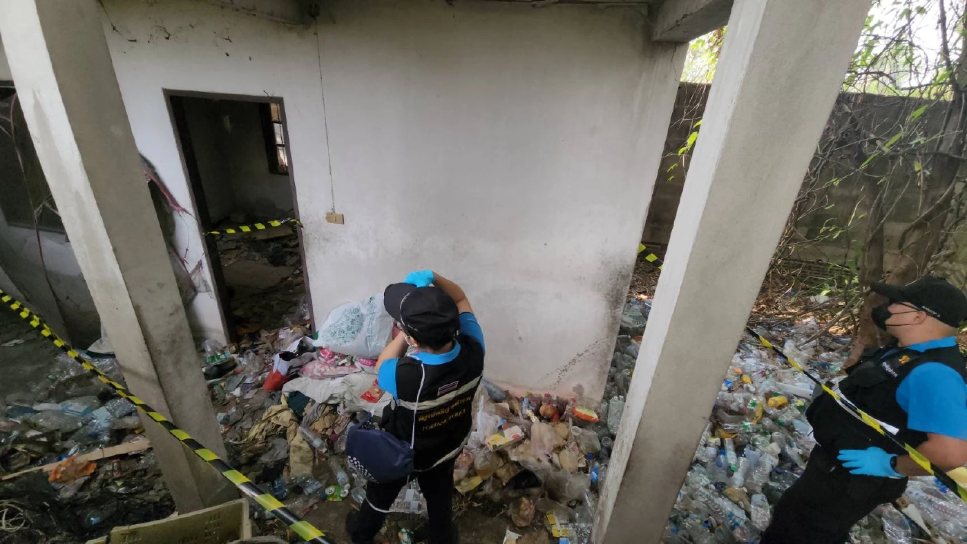 ตำรวจ สภ.แม่ปิง เร่งคลี่ปมหนุ่มเร่ร่อน ถูกแทงดับหมกบ้านร้าง