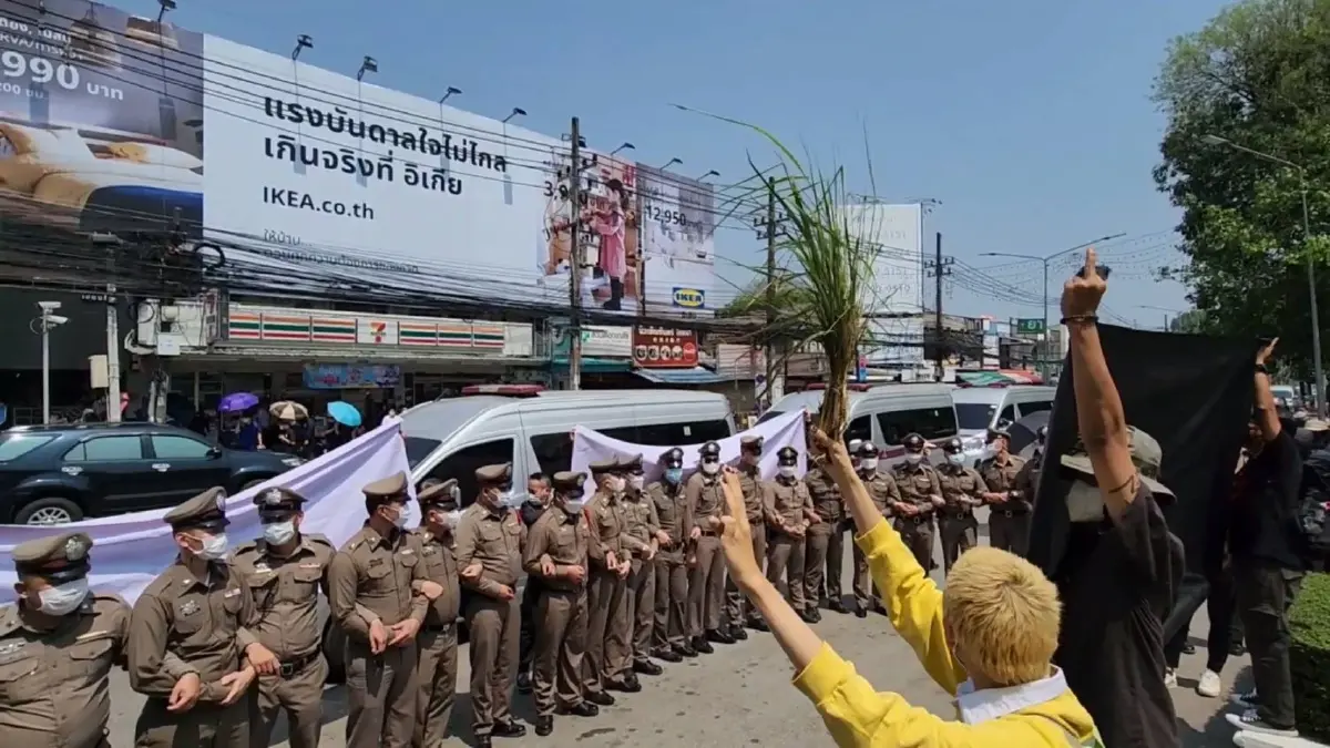 นายกฯ โดน 3 นิ้ว จัดหนัก ตั้งแต่เช้ายันบ่าย หลังลงพื้นที่ตรวจราชการเชียงใหม่