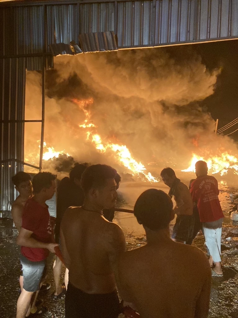 ไฟไหม้โรงงานรีไซเคิลพลาสติกนครปฐมวอด ผ่านไป 4 ชั่วโมงไฟยังดับไม่สนิท