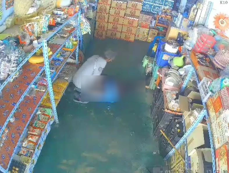 คุณพระช่วย! กระโดดกำแพง ช่วยป้าถูกล็อกคอ รอดหวุดหวิด (มีคลิป)