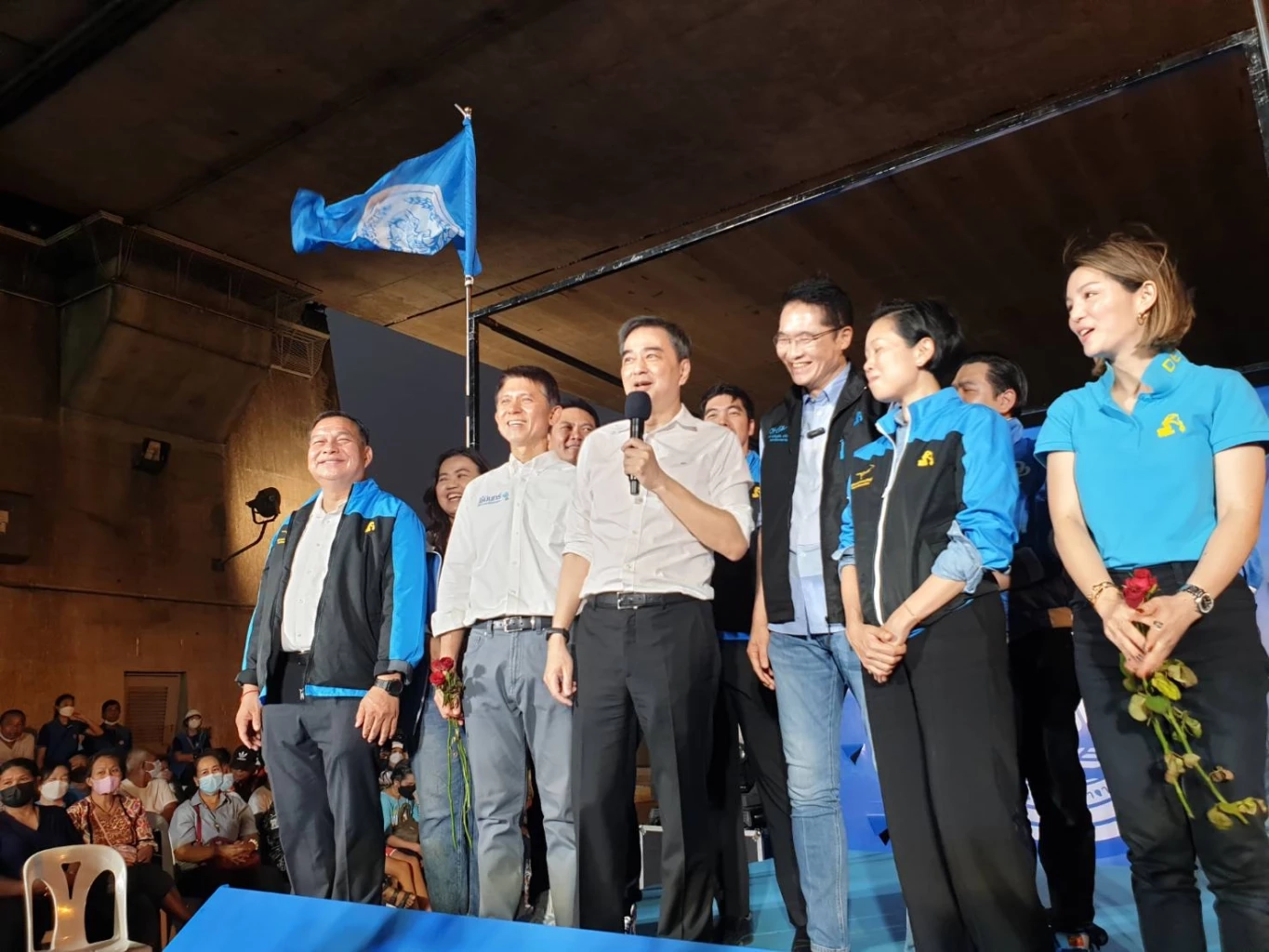 "อภิสิทธิ์" โผล่เวทีปราศรัยปชป. "โรดโชว์ โพลิซี" แกนนำพรรคต้อนรับชื่นมื่น