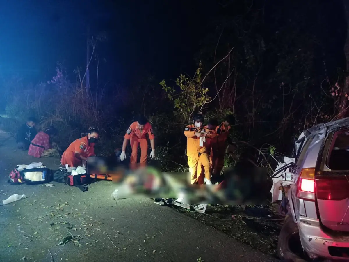 สุดสลด กระบะขนต่างด้าวยางระเบิดคว่ำ ดับ 2 เจ็บระนาว คนขับหนีเข้าป่า