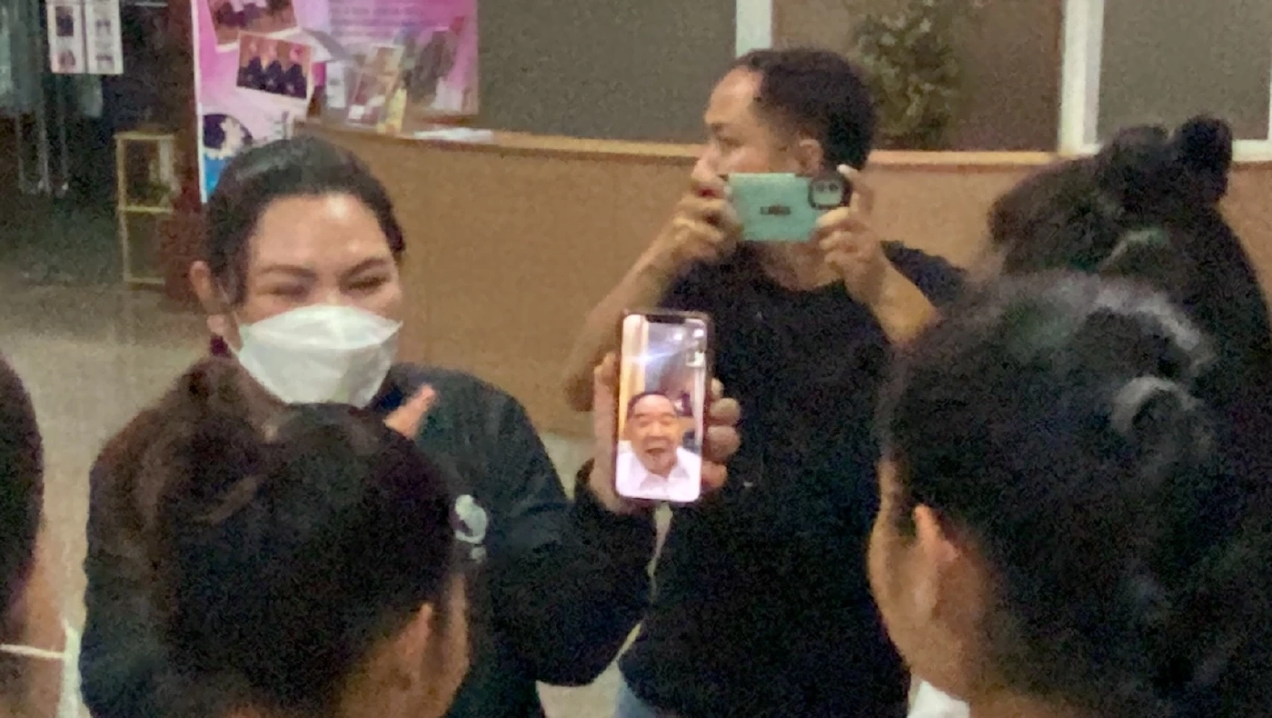 “ลุงป้อม” ยิ้มหวานรับปาก ร่วมพิธีกีฬาสี “หูกวางเกมส์” หลังเจอนศ.อ้อนขอกอด