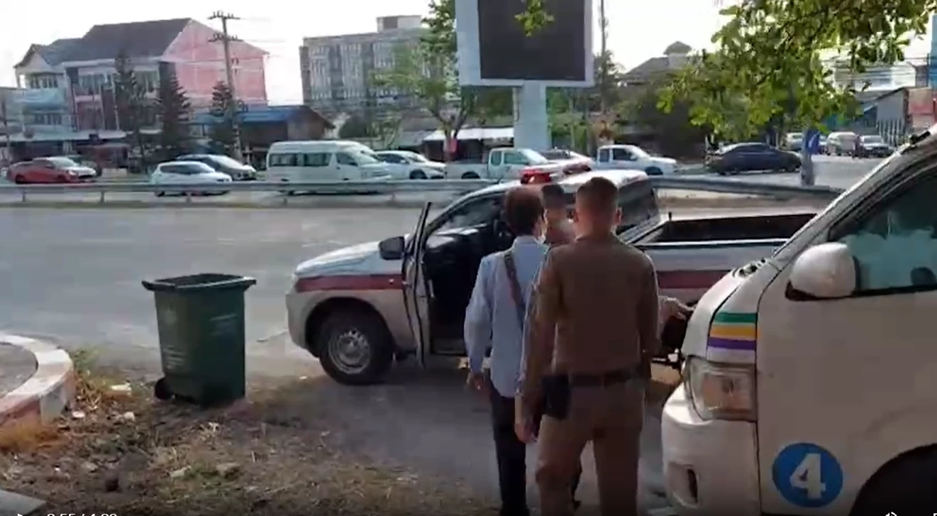 รถตู้โดยสารซิ่งท้านรก ผ่าไฟแดงชนคนขายขนมสาหัส (มีคลิป)