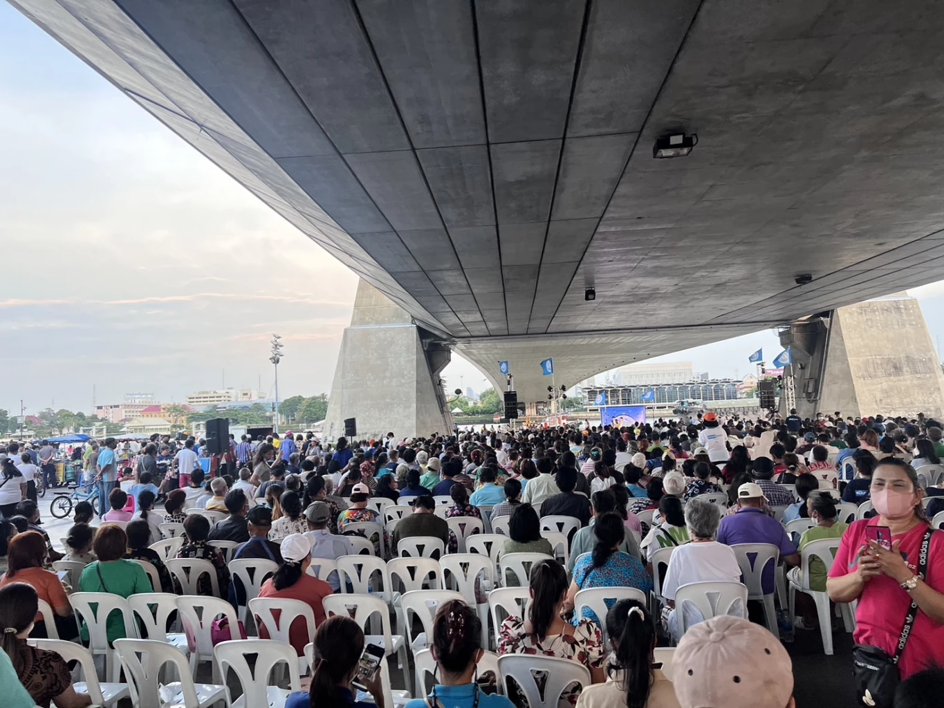 "อภิสิทธิ์" โผล่เวทีปราศรัยปชป. "โรดโชว์ โพลิซี" แกนนำพรรคต้อนรับชื่นมื่น