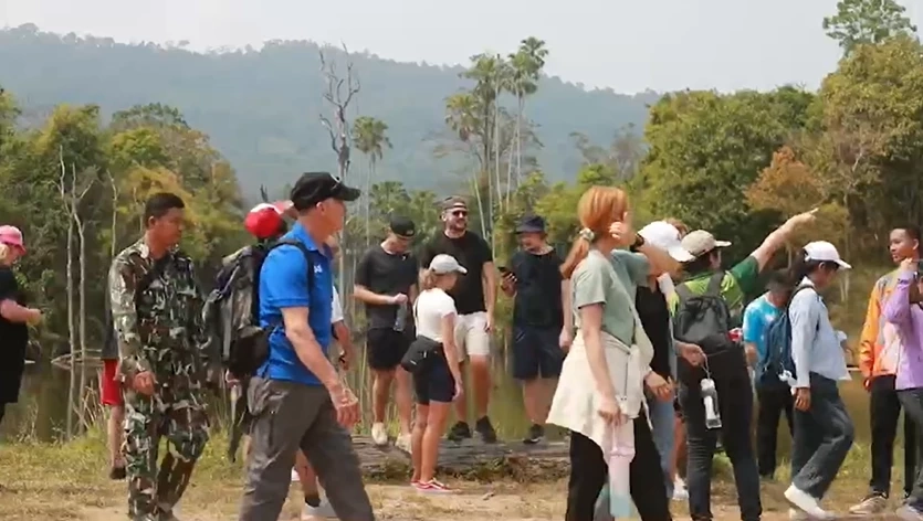 วังน้ำเขียวคึกคัก นักท่องเที่ยวสวีเดนแห่ชมผืนป่า ตื่นตาฝูงกระทิง