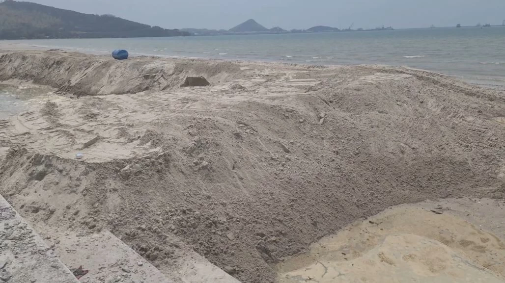 ฮือฮา "ปรากฏการณ์ดินทรายลอยทะเล" ลอยทั่วอ่าวดงตาลสัตหีบ