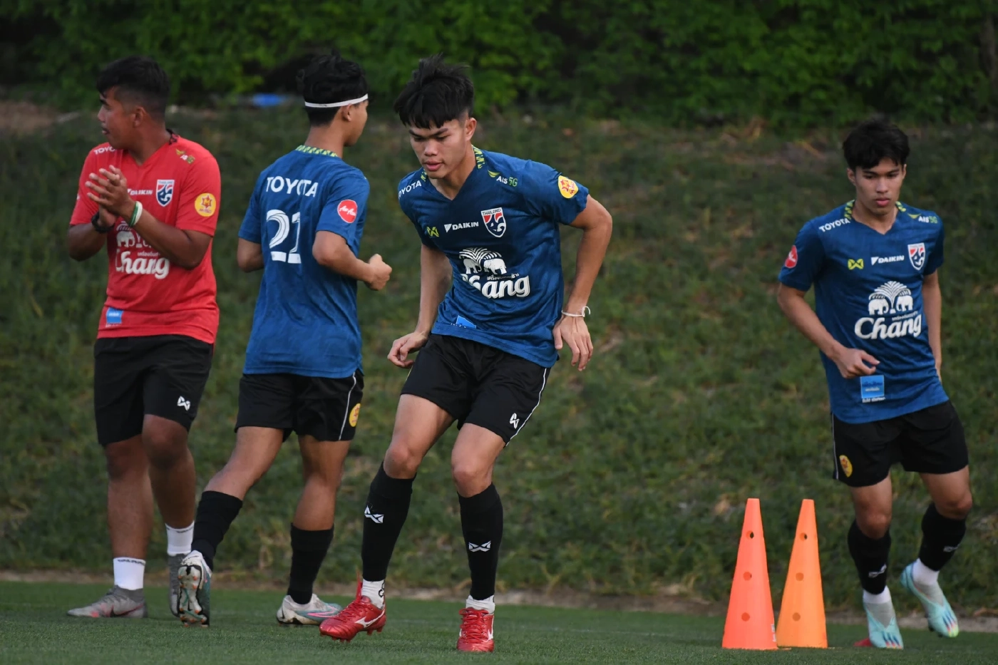 "ทีมชาติไทย U23" ลงซ้อมทันทีหลังถึงกาตาร์ ก่อนดวลซาอุฯพุธนี้